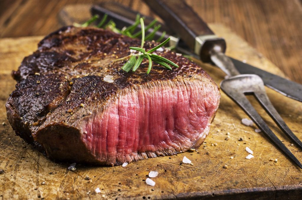 Naujas tyrimas sako, kad per daug mėsos valgymas gali žymiai sutrumpinti jūsų gyvenimo trukmę