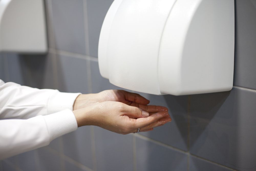 Zato nikoli ne uporabljajte kopalniškega sušilnika za roke