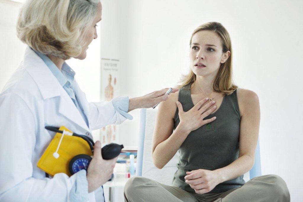 Žena u lékaře léčeného na astma