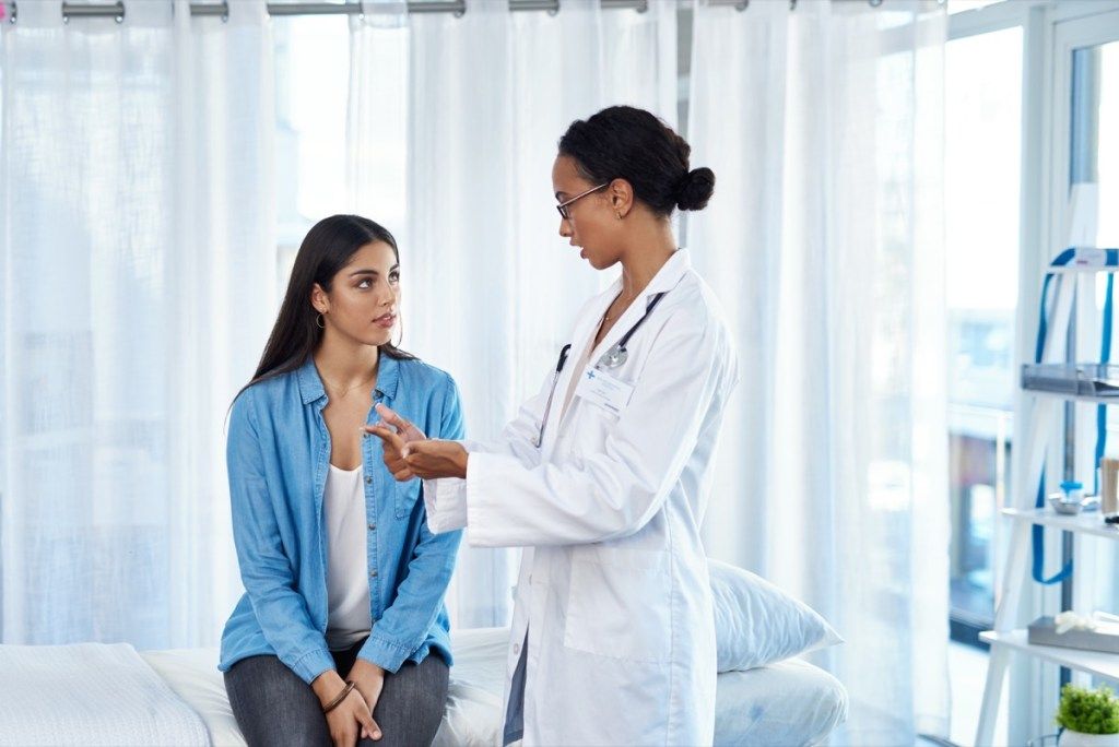 žena zbunjena razgovarajući sa svojim liječnikom
