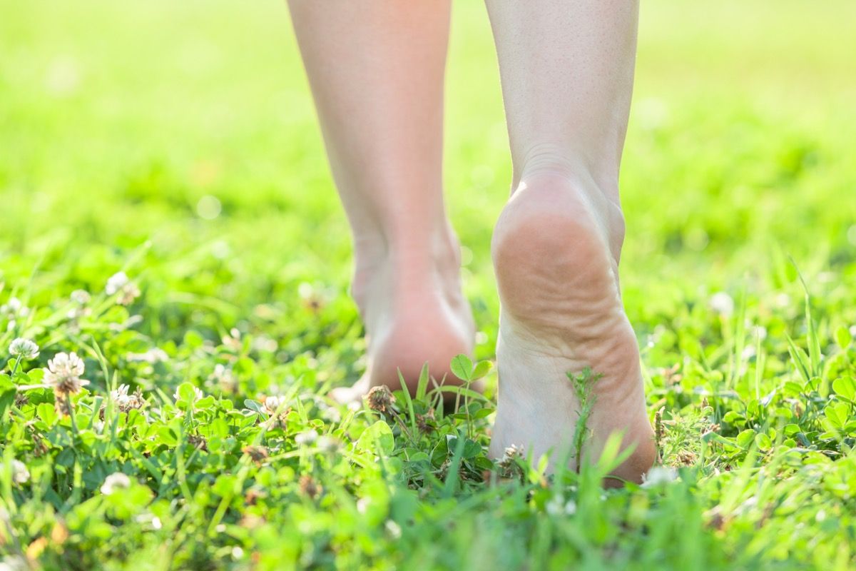 Ходене на крака в трева