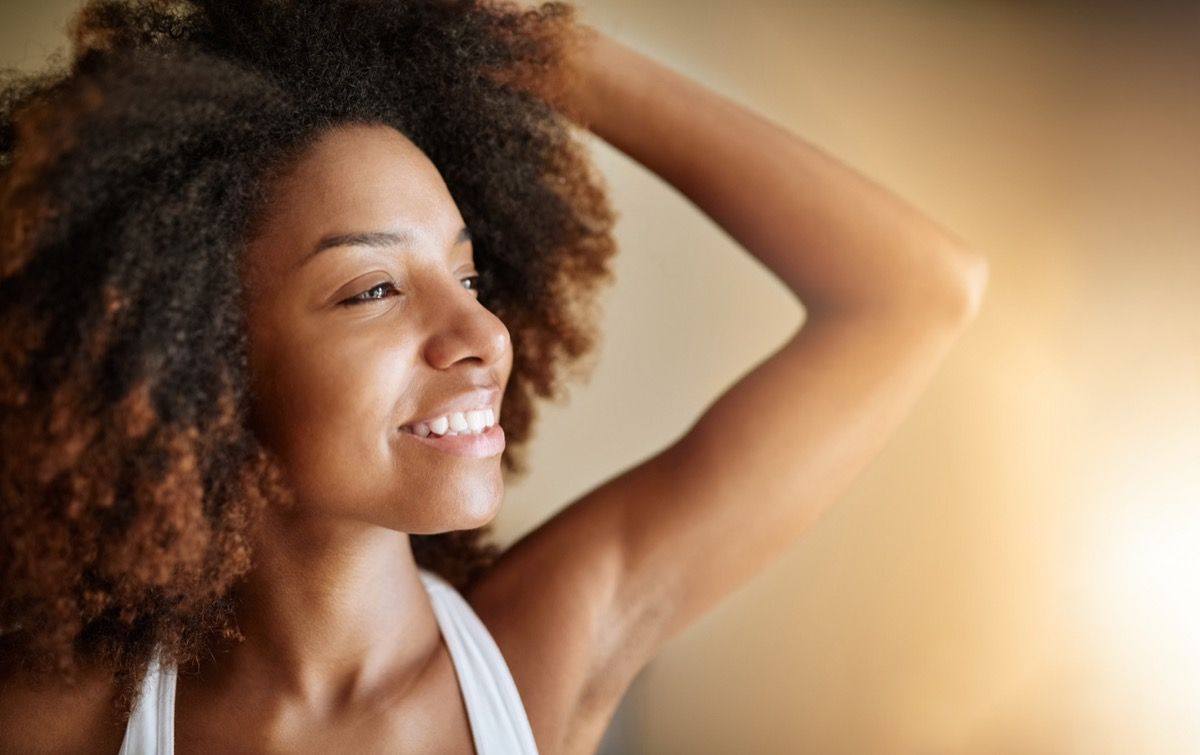 نوجوان سیاہ فام عورت صبح مسکراتے ہوئے