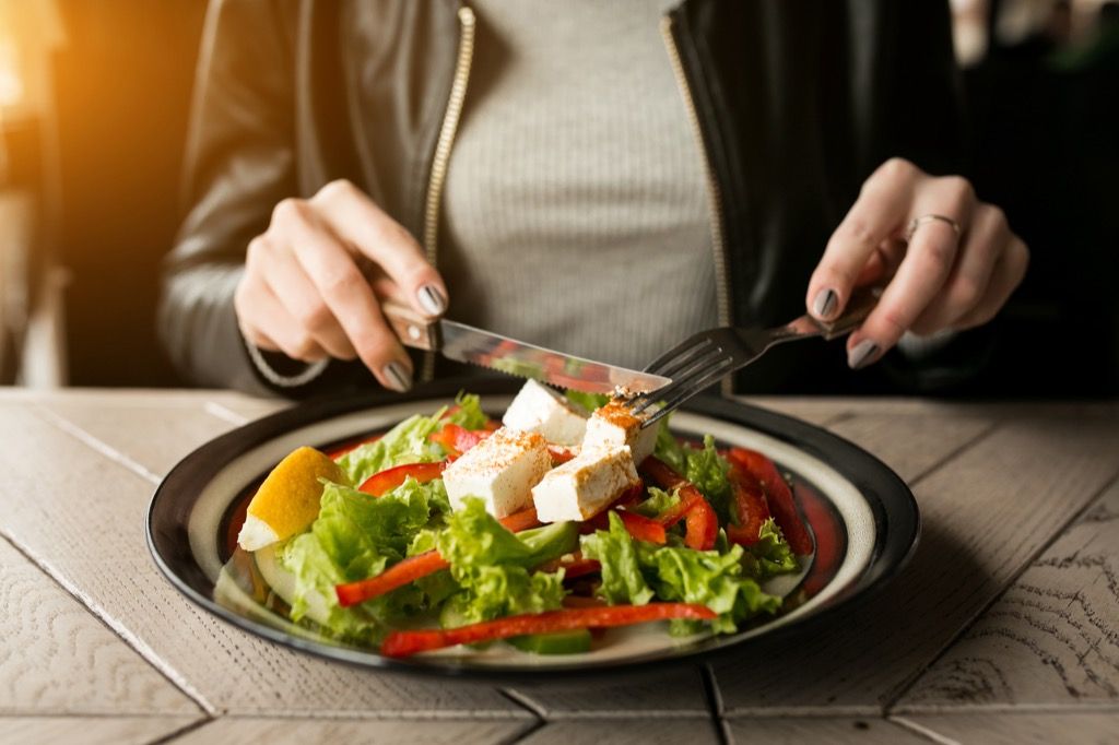 Kvinne som spiser et råd om vekttap i salat