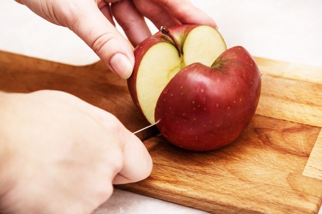 תפוח חתך לחצי מין בריא אחרי 40