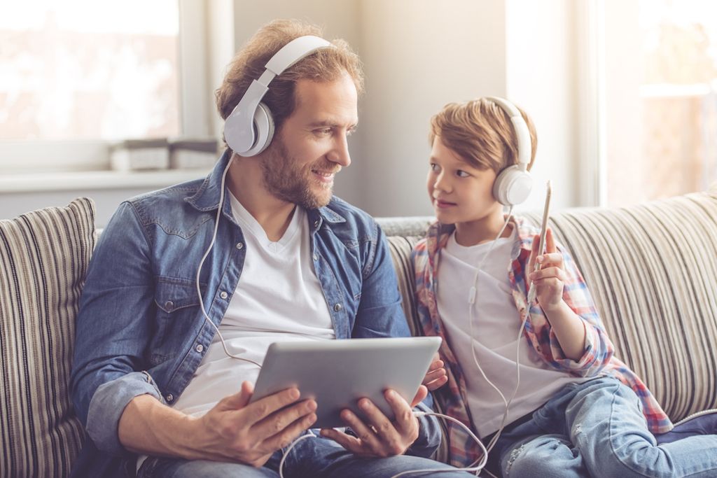 padre e figlio ascoltano la musica insieme