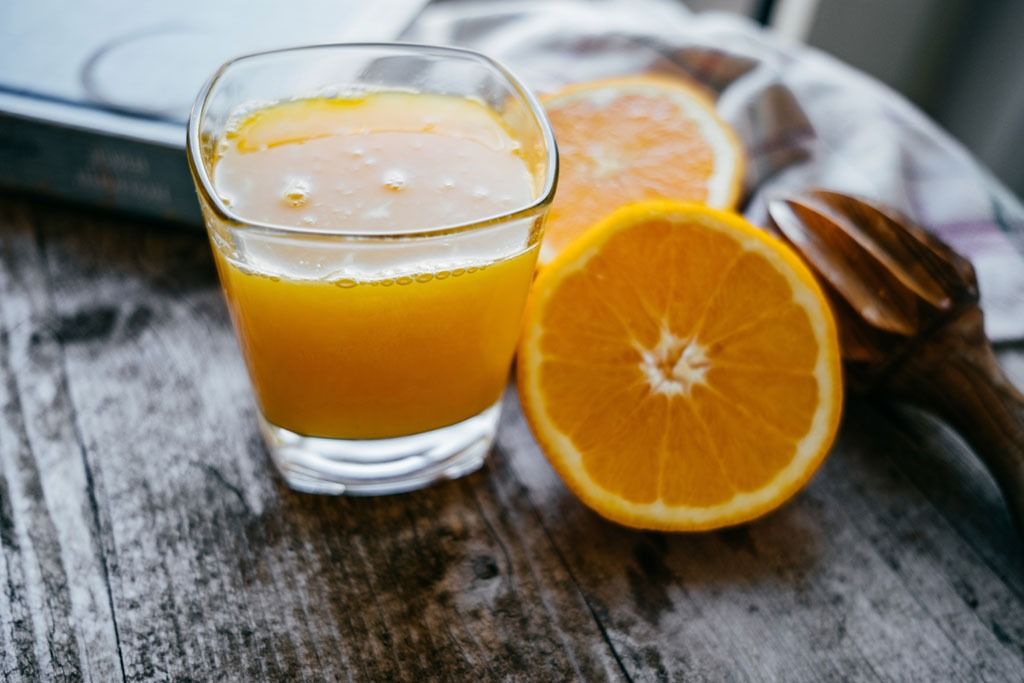Stiklas apelsinų sulčių svorio netekimas