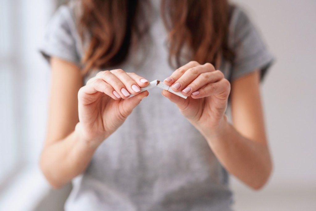 žena lámala cigaretu na polovinu a přestala kouřit, jak se změnilo rodičovství