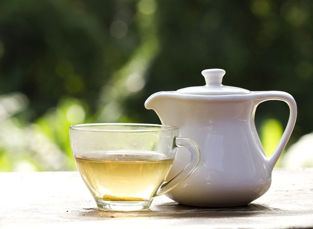 Biała herbata w filiżance i imbryku
