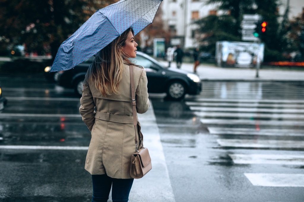nainen jumissa kevään sateessa