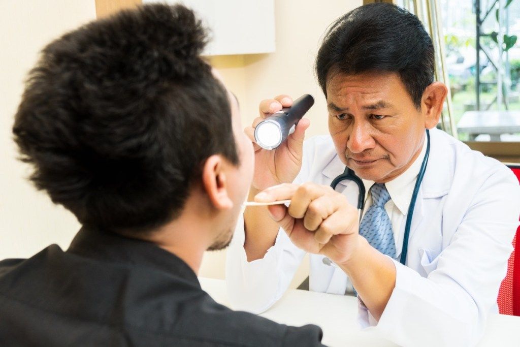 Médecin examinant un patient