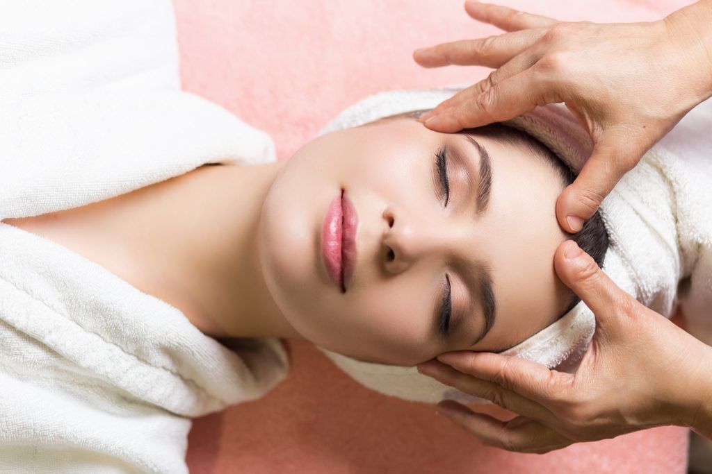 Žena přijímá masáž obličeje proti stárnutí