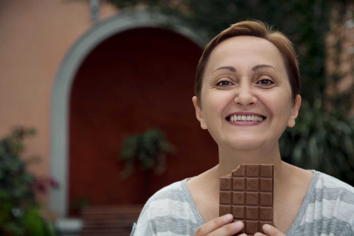 אישה מבוגרת אוכלת חפיסת שוקולד, הרגלים של אנשים חכמים