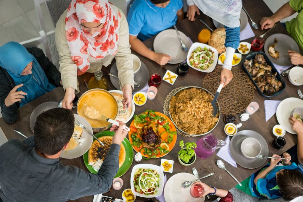 Přátelé si pochutnávají na ramadánu Večeře se slaví, jak je Ramadán