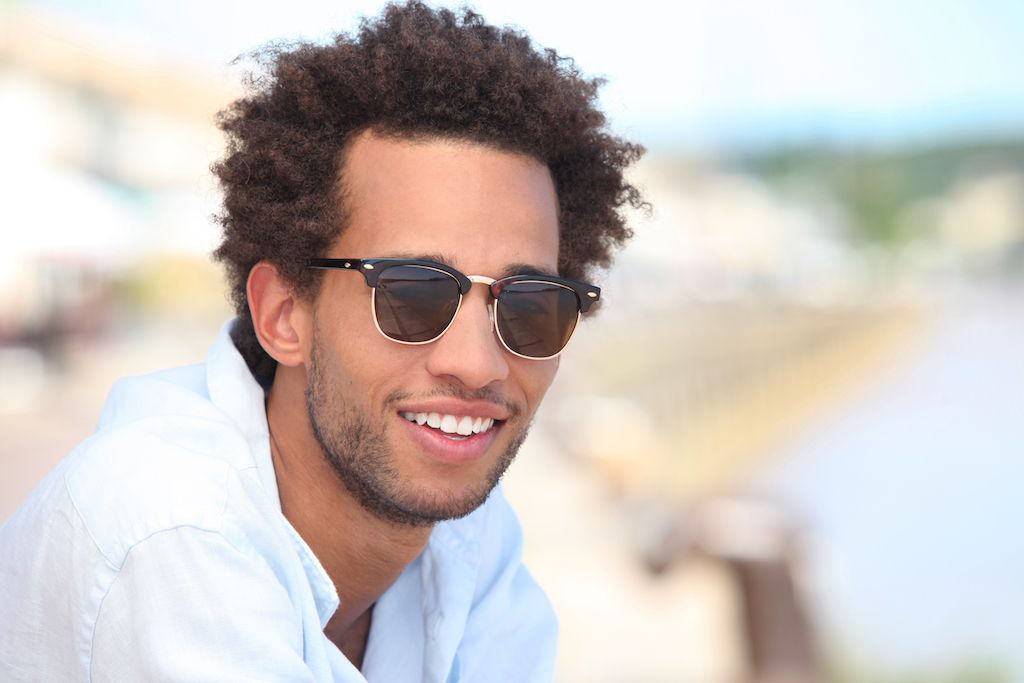 Mężczyzna na zewnątrz w okularach przeciwsłonecznych, fakty dotyczące raka skóry
