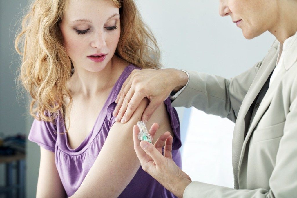 Frau, die einen HPV-Impfstoff erhält, Fakten über Hautkrebs