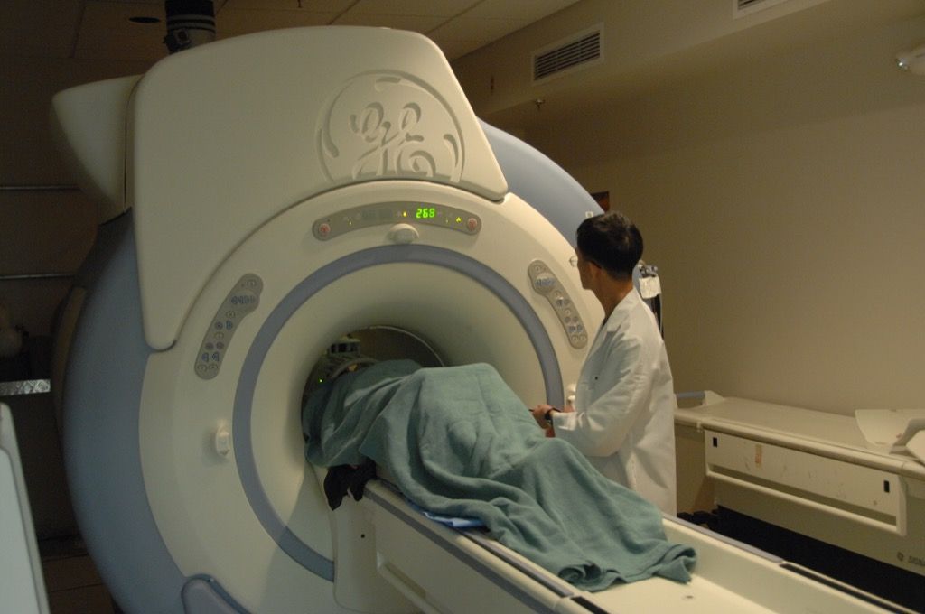 Un paziente in una macchina per la risonanza magnetica, fatti sul cancro della pelle