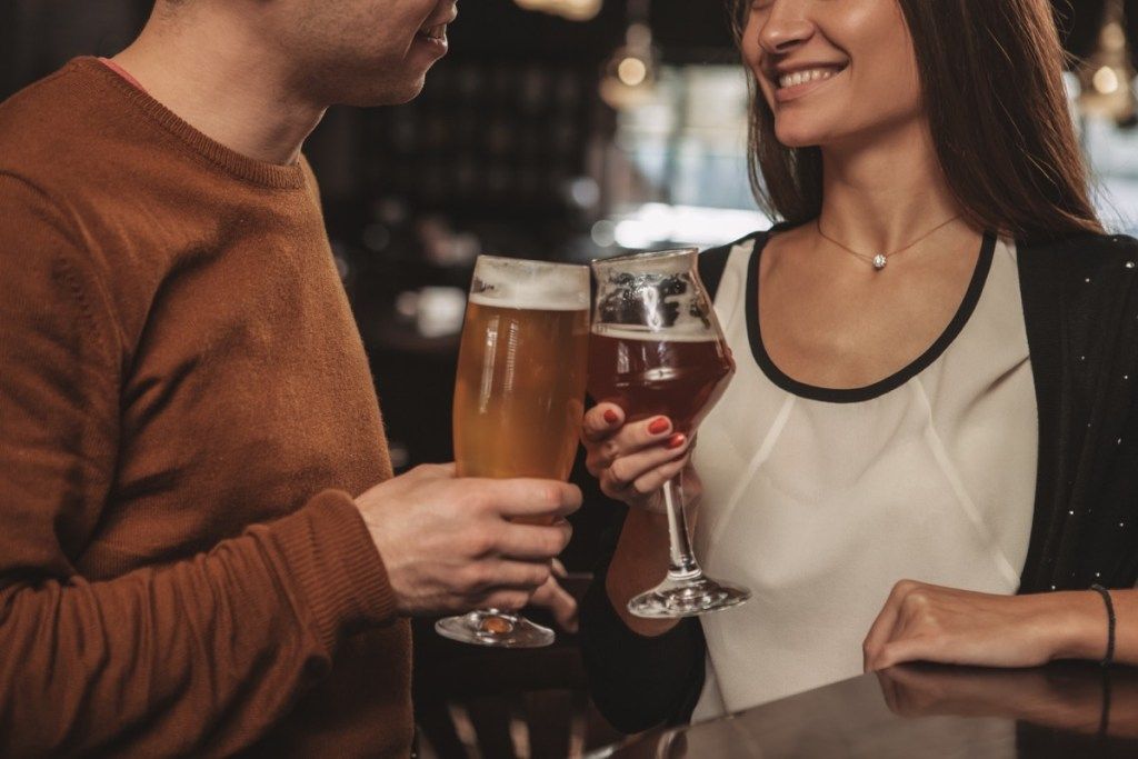 двойка, пиеща бира в занаятчийска пивоварна, факти за рак на кожата