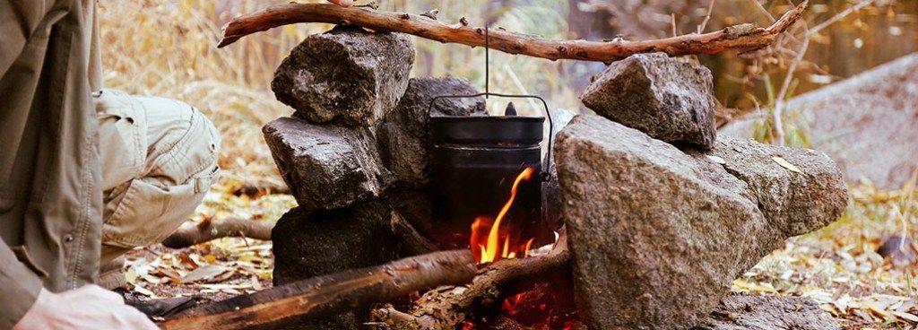 om gătind cu foc de tabără