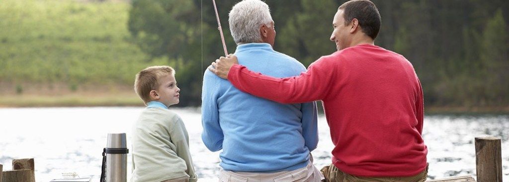 kakek, ayah, dan anak memancing