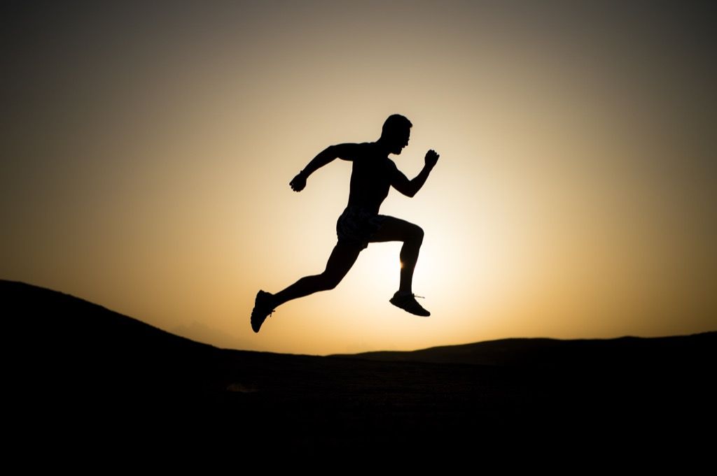 Човек, който тича по залез за ниско кръвно налягане