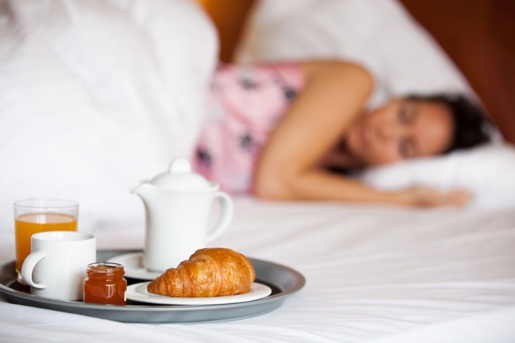 кофе вздремнуть счастливая и энергичная женщина в постели