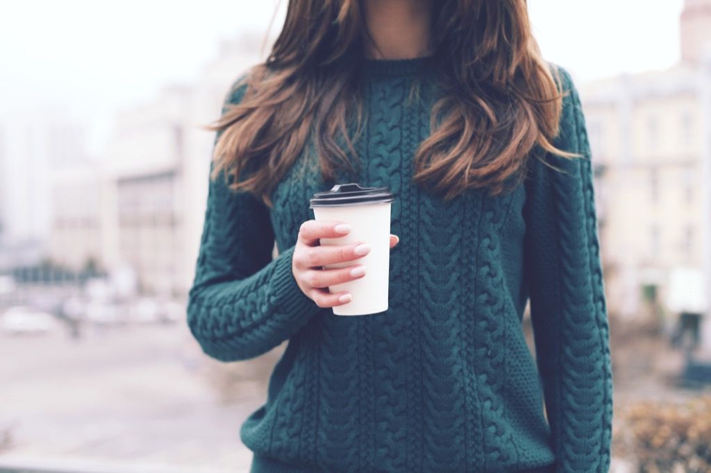 женщина пьет кофе, чтобы снять стресс
