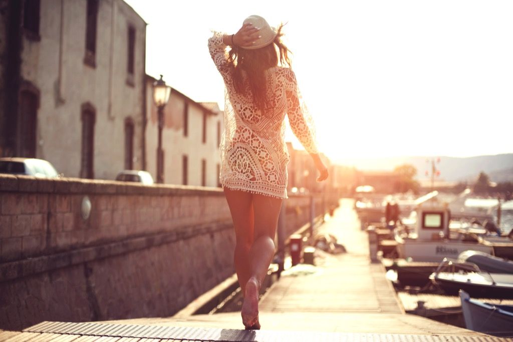 stradă însorită femeie rochie de mers pe jos linii de preluare atât de rău că ar putea doar să lucreze
