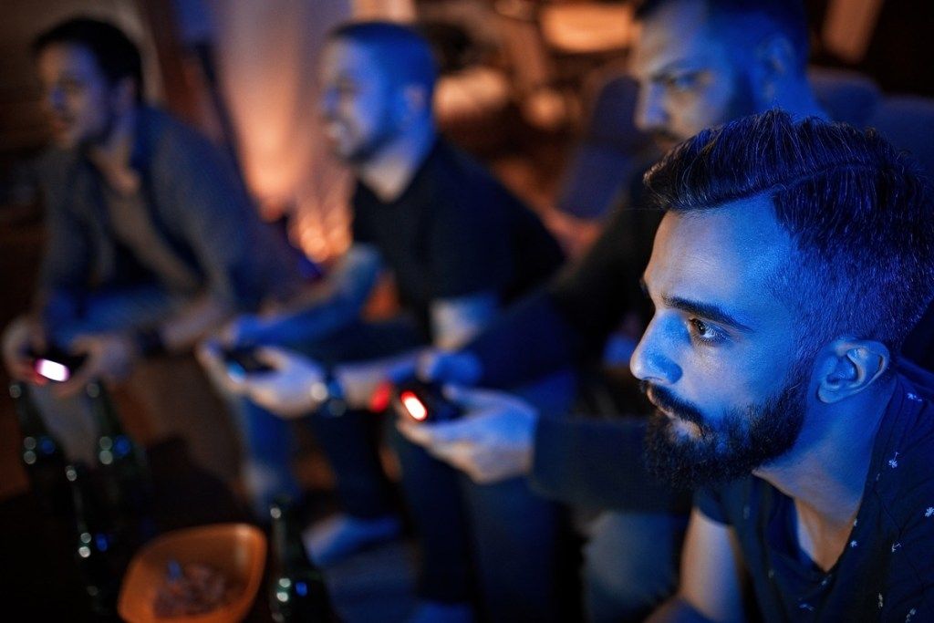 Skupina prijatelja koji igraju videoigre noću