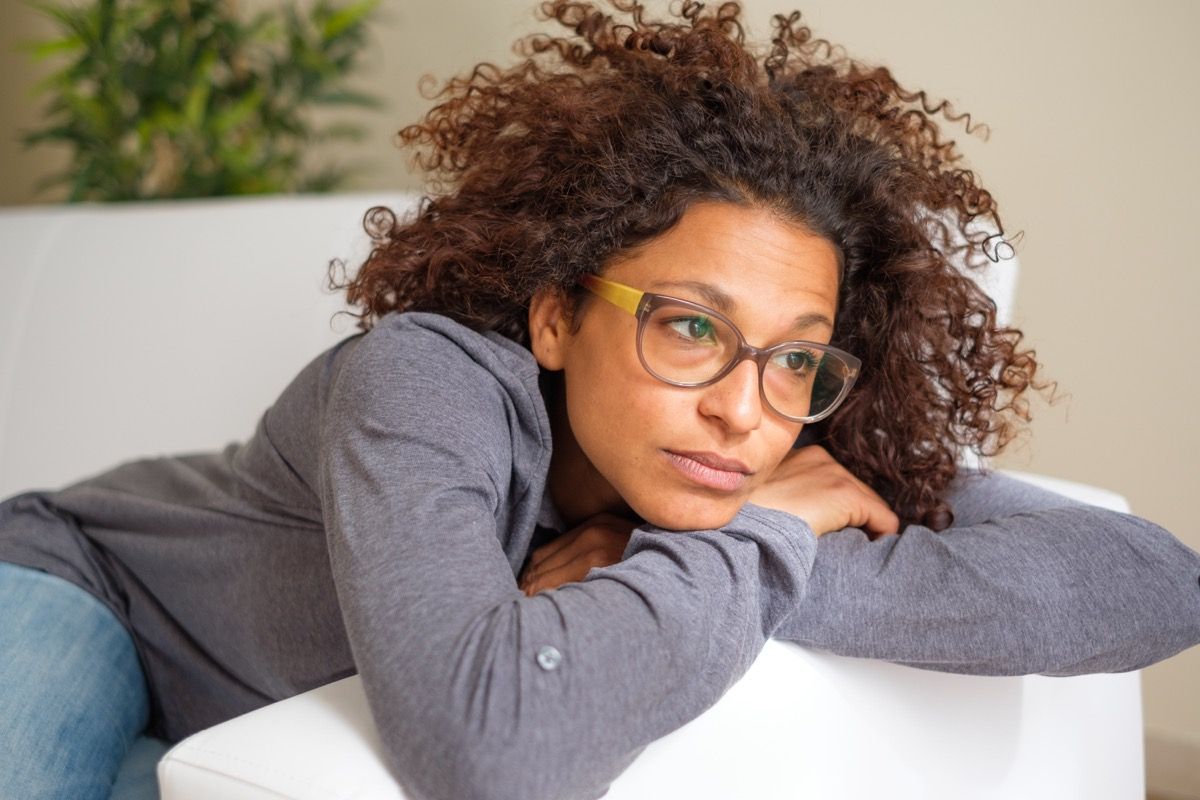 Žena osjeća negativne emocije kako leži na sofi