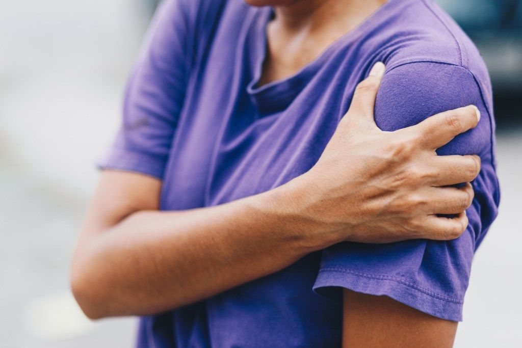 Mulher jovem sente dor no braço esquerdo após ser vacinada
