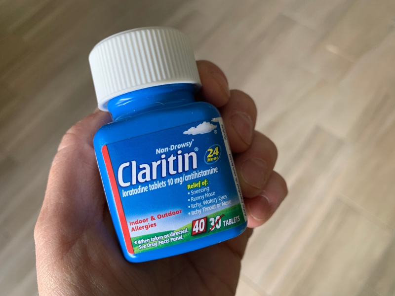   Phoenix, Arizona, 12 de abril de 2019: Botella de Claritin Allergy Medicine