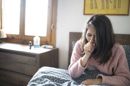 Choré dospievajúce dievča ležiace doma. Koncept chorôb a symptómov koronavírusu