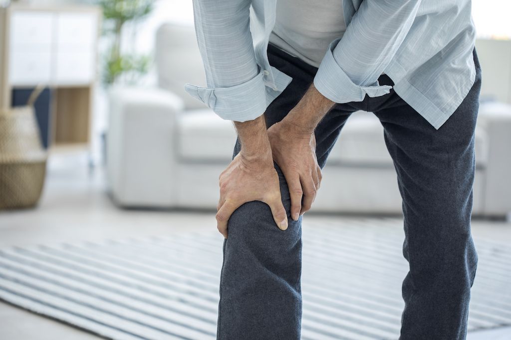 starý starší muž trpiaci bolesťami kolena