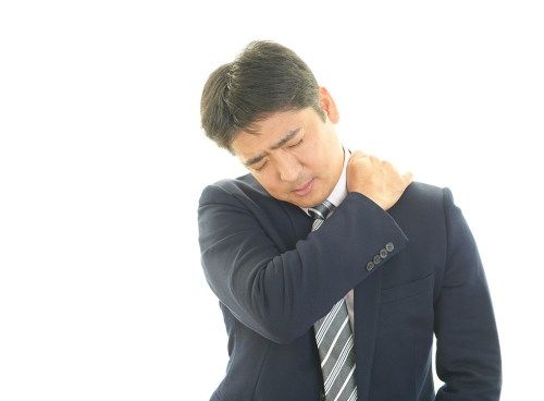 Moški s trdim glavobolom v vratu