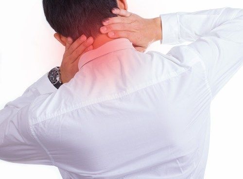 Hombre sujetando la parte posterior del cuello con dolor rojo