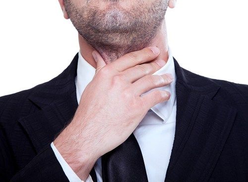 Мъж, който държи гърлото при болка в главоболието