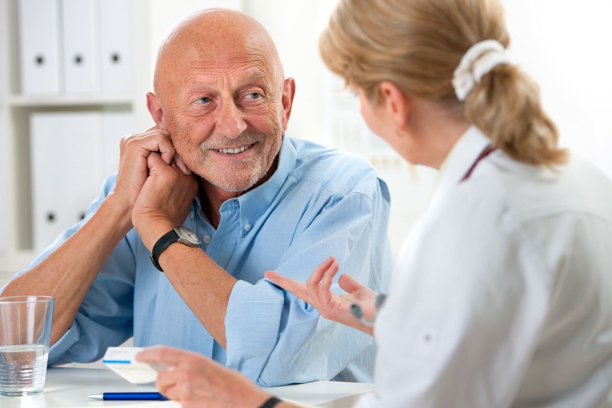 Възрастен мъж разговаря с лекар