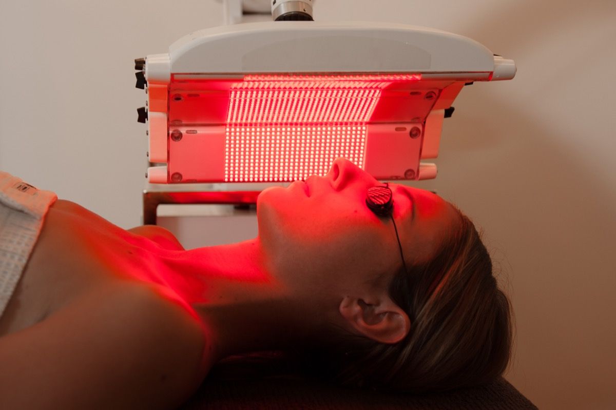 Sieviete kļūst sarkanas gaismas terapija