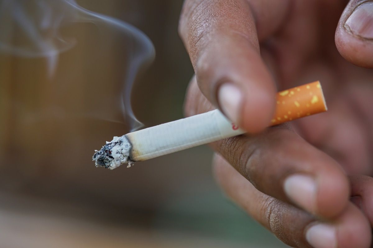 άντρας που καπνίζει πώς οι άνθρωποι είναι πιο υγιείς