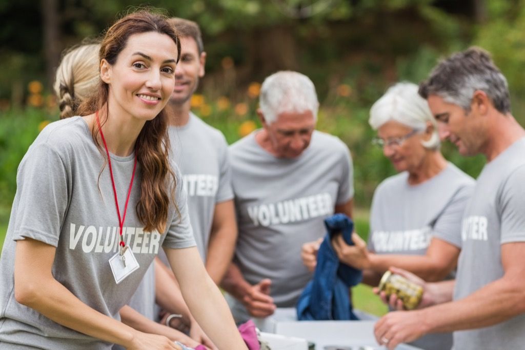 trabalho voluntário sentir-se mais jovem 40