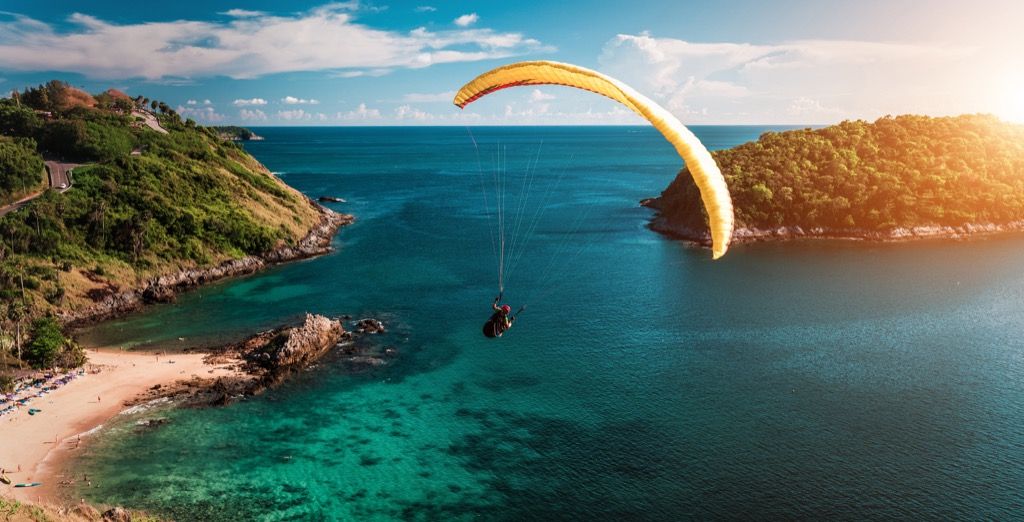 parasailing fallskärmshoppning adrenalin känns yngre