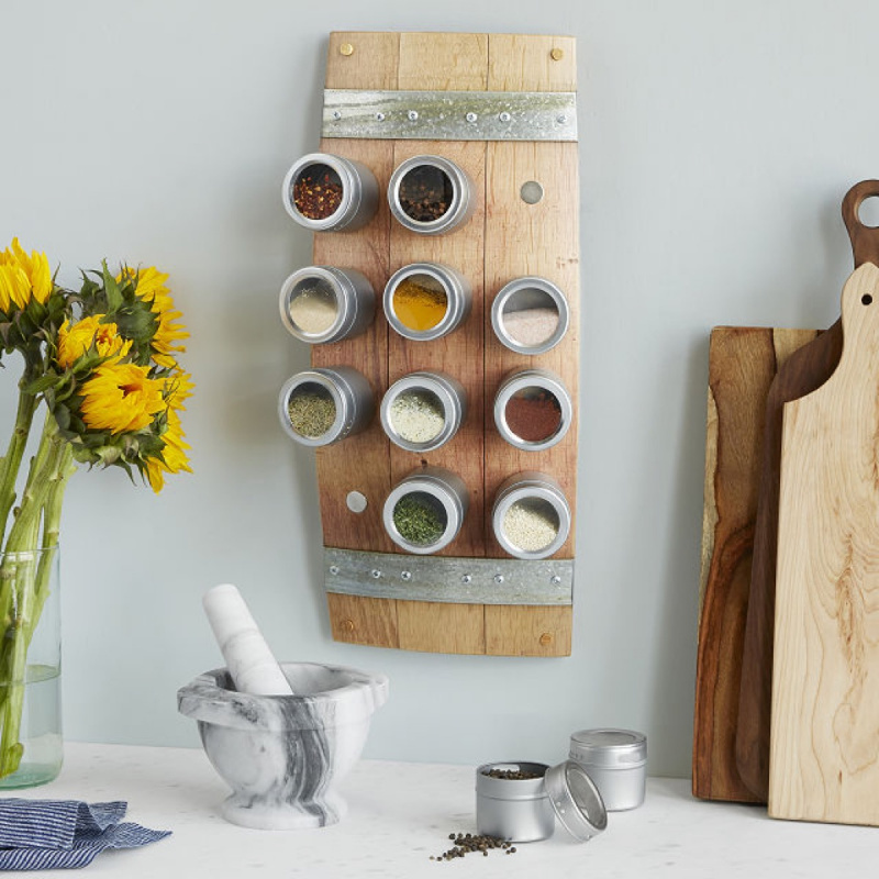   магнитная деревянная стойка для специй рядом с желтыми цветами, кухонные украшения