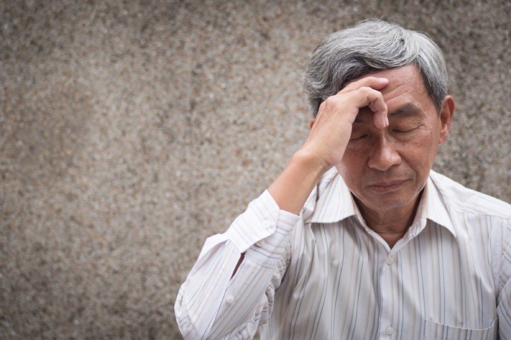 объркан възрастен азиатски мъж, алцхаймер