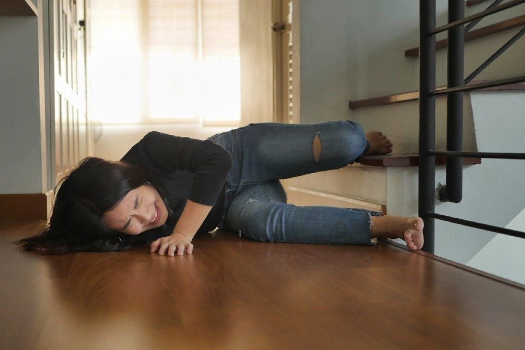 žena padajúca zo schodov, nedostatok spánku