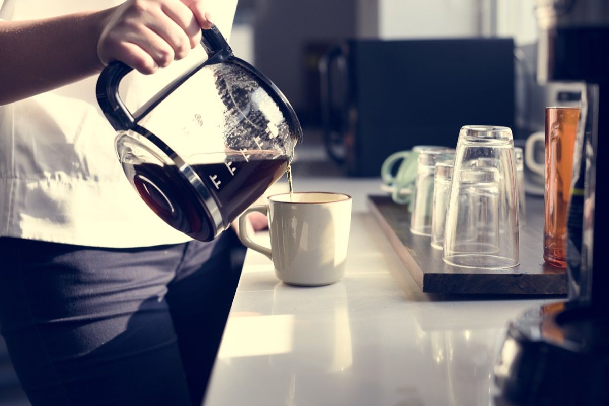 यह आपकी मॉर्निंग कॉफ़ी पीने का सबसे बुरा समय है, अध्ययन कहते हैं