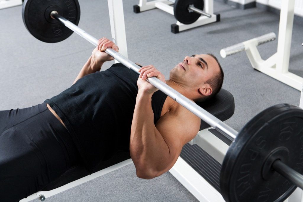 Упражнения за придаване на мускулна маса с притискане отблизо