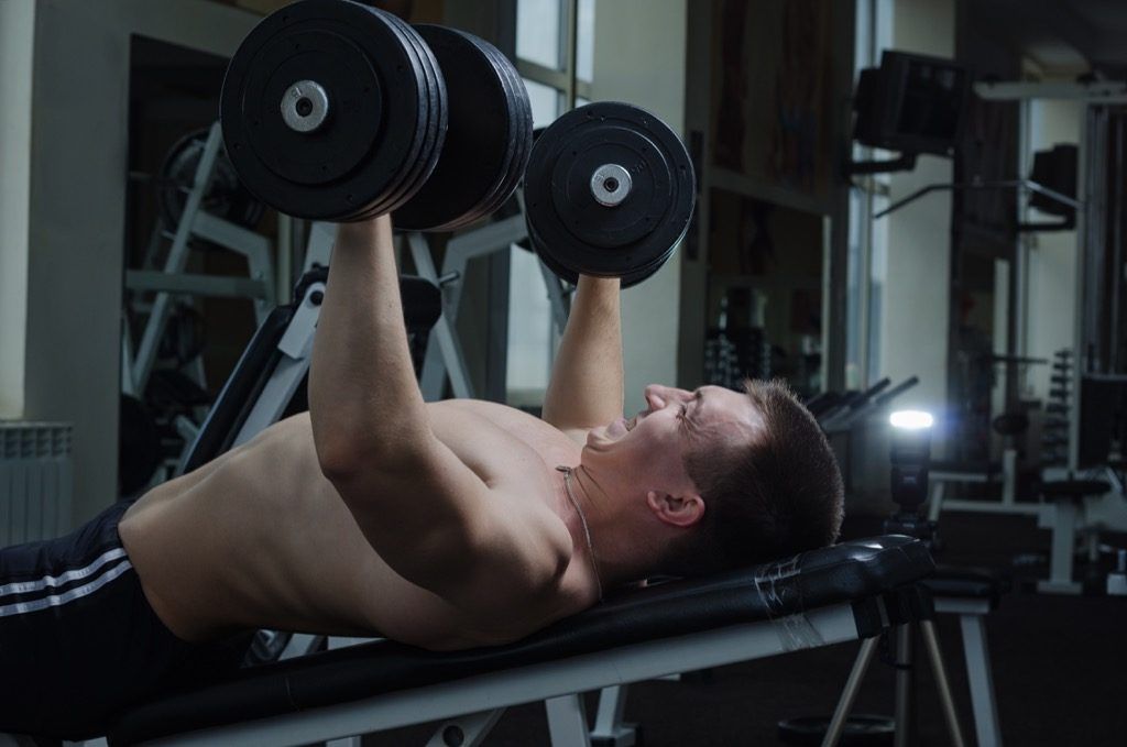 Упражнения за преса с дъмбели на гърдите за добавяне на мускули