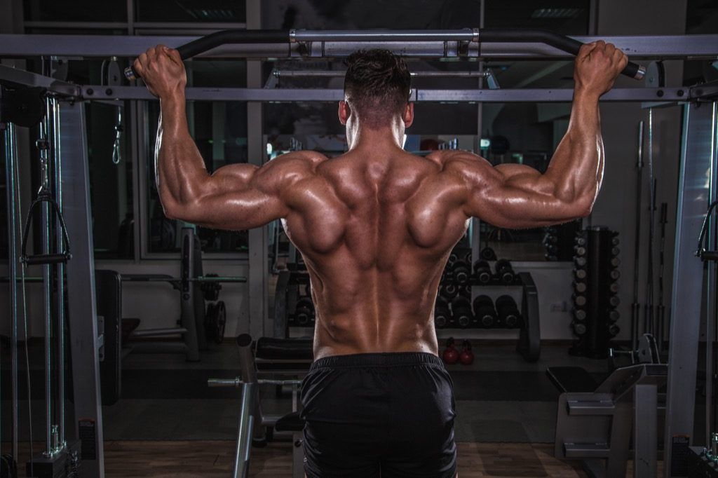 筋肉を追加するための幅広いプルアップエクササイズ