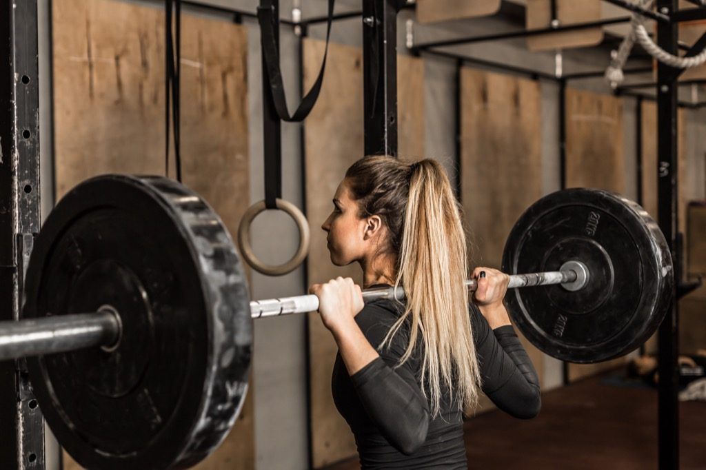 मांसपेशियों को जोड़ने के लिए मांसपेशियों की तेज महिला स्क्वाटिंग व्यायाम करें