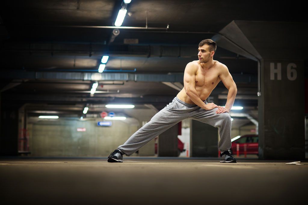 Mann, der eine Longe-Übungen für das Hinzufügen von Muskeln durchführt